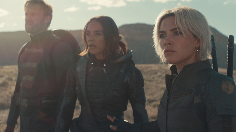 Agent américain, fantôme et Yelena debout dans un désert en Thunderbolts