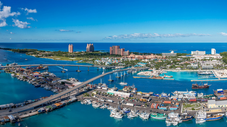 Planage panoramique de la New Providence Island et de l'île Paradise Bahamas