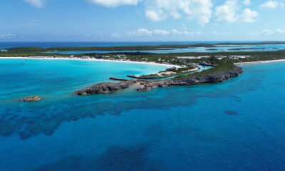 Camp juste sur les rives de l'océan dans le paradis littéral dans cette aventure bahamienne la mieux notée