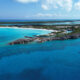 Camp juste sur les rives de l'océan dans le paradis littéral dans cette aventure bahamienne la mieux notée