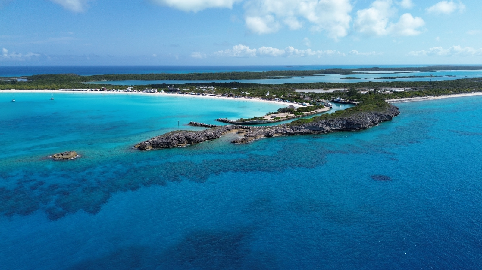 Camp juste sur les rives de l'océan dans le paradis littéral dans cette aventure bahamienne la mieux notée