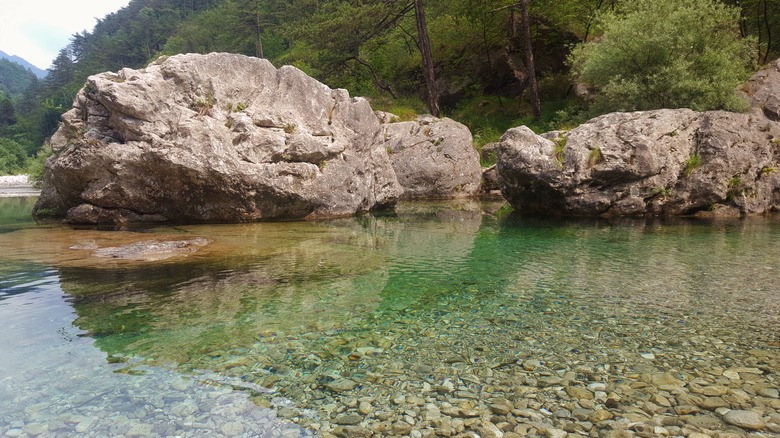 Piscines d'émeraude dans les Dolomites, Italie