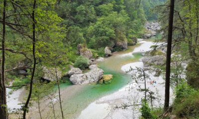 Niché dans les montagnes des Dolomites en Italie sont les piscines naturelles les plus époustouflantes du pays