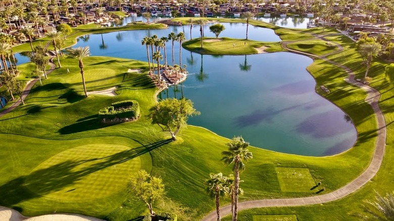 Un terrain de golf au Motorcoach Country Club, Indio, Californie