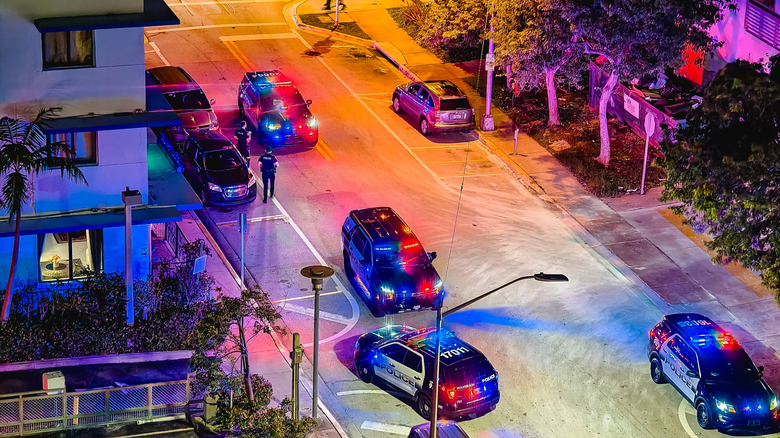 Des policiers et des voitures sur une scène de crime en Floride