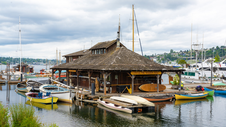 Bâtiment en bois entouré de bateaux, de quais