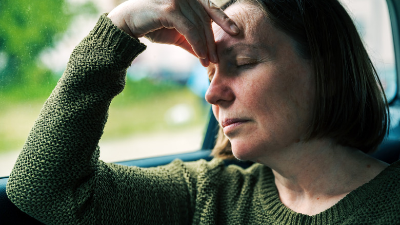 Voyageur malade aux yeux fermés