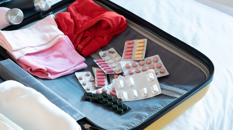 Comprimés de médicaments assortis à l'intérieur de la valise