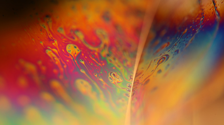 Image macro d'une surface liquide huileuse colorée