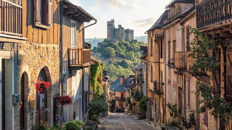 Un village français idyllique avec un château en arrière-plan