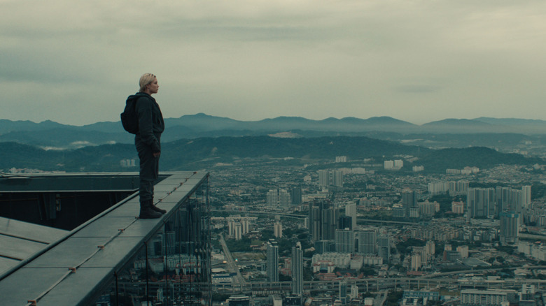 Yelena Belova de Florence Pugh au sommet d'un gratte-ciel en Thunderbolts