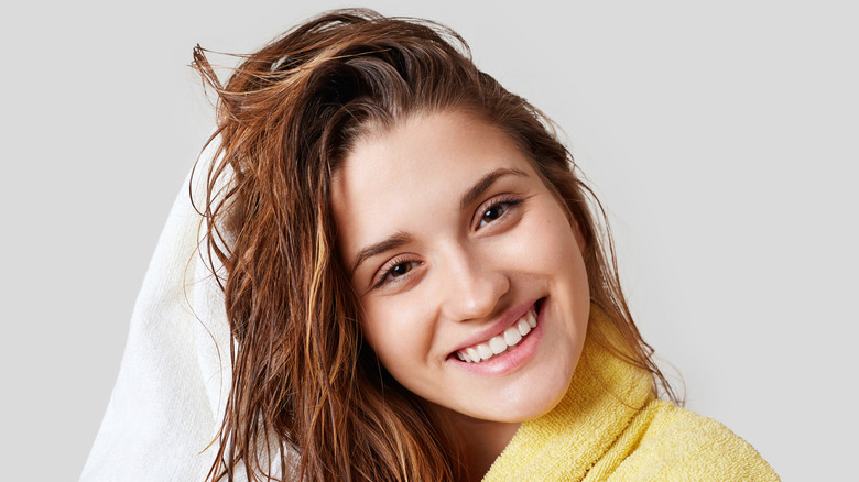 Femme, serviette à serviette aux cheveux propres après une douche