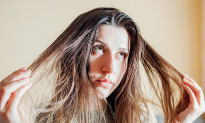 La grande raison pour laquelle vos cheveux se sentent encore sales après avoir pris une douche (et ce n'est pas votre shampooing ou votre revitalisant)