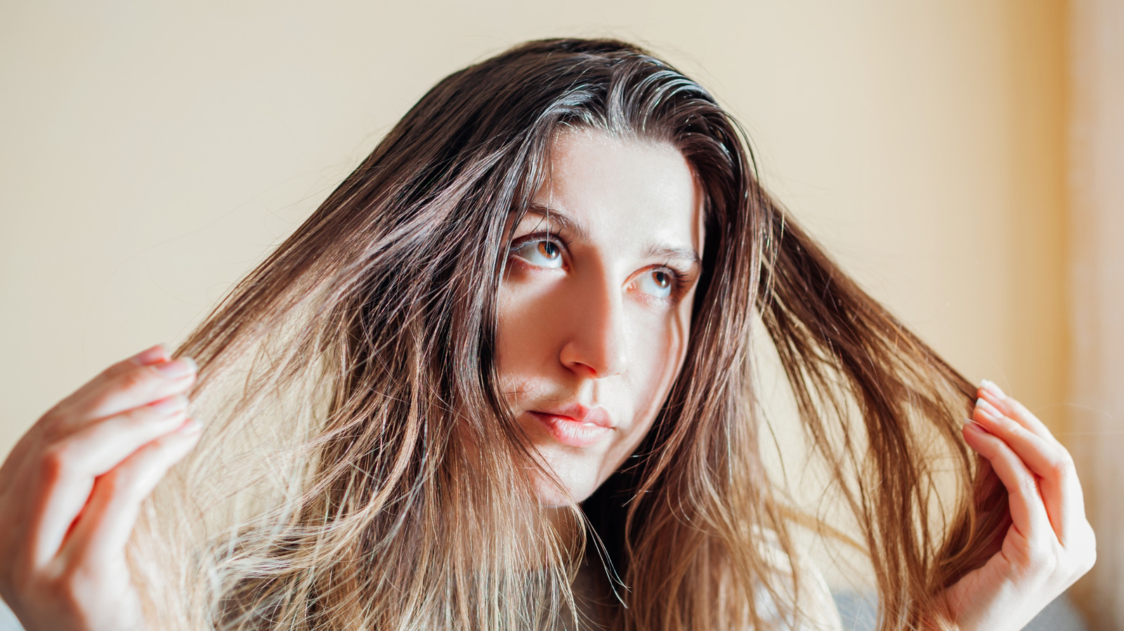 La grande raison pour laquelle vos cheveux se sentent encore sales après avoir pris une douche (et ce n'est pas votre shampooing ou votre revitalisant)