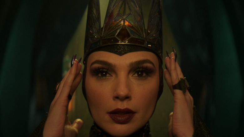 Gal Gadot comme la méchante reine ajustant sa couronne en Blanche-Neige (2025)
