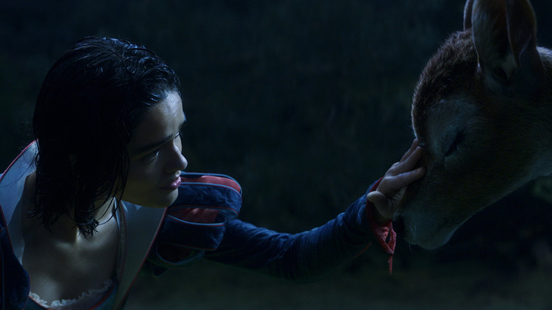 Rachel Zegler comme Blanche-Neige caressant un cerf en Blanche-Neige (2025)