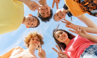 Rick Steves partage pourquoi un geste de la main de signe de paix peut «vous donner un coup de poing dans le nez» en Grande-Bretagne