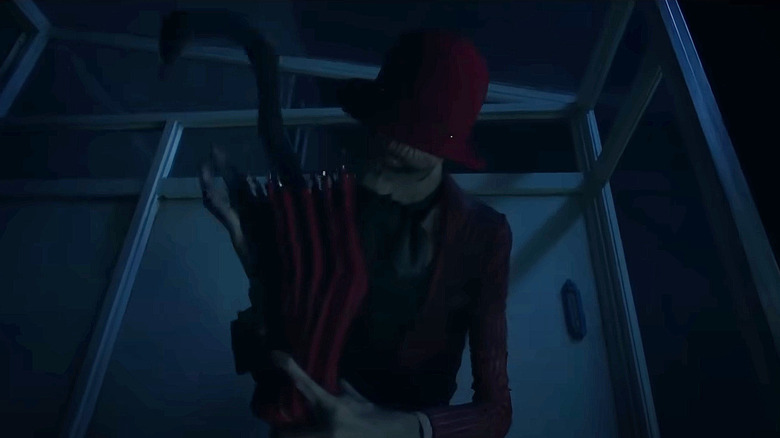 L'homme tordu marchant dans le couloir dans la conjuration 2