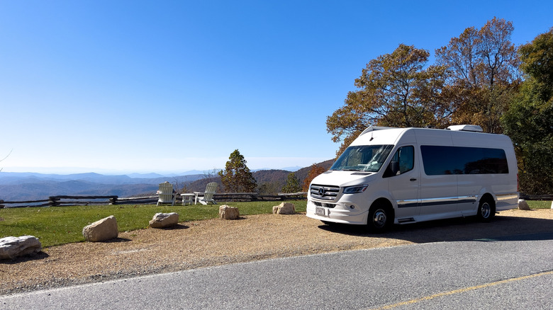 Un campeur-van est garé près d'un point de vue Blue Ridge Parkway