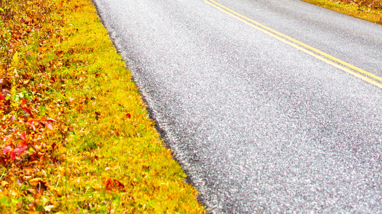 Un campeur-van s'approche d'un tunnel sur la Blue Ridge Parkway
