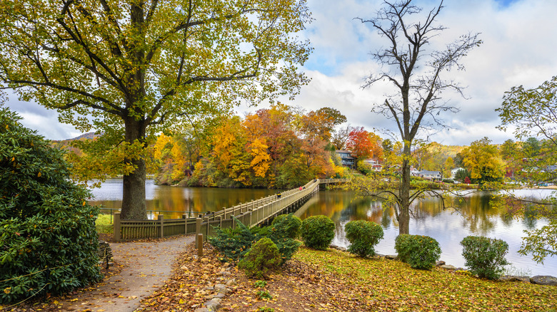 Pont sur le lac Junaluska avec le feuillage d'automne tout autour