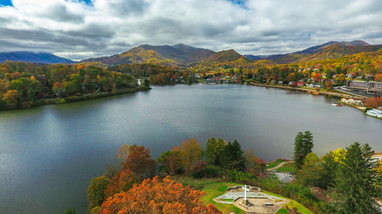 Vue aérienne sur le lac Junaluska en Caroline du Nord