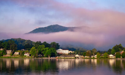 Un lac pittoresque au pied des Great Smoky Mountains est une retraite extérieure serein
