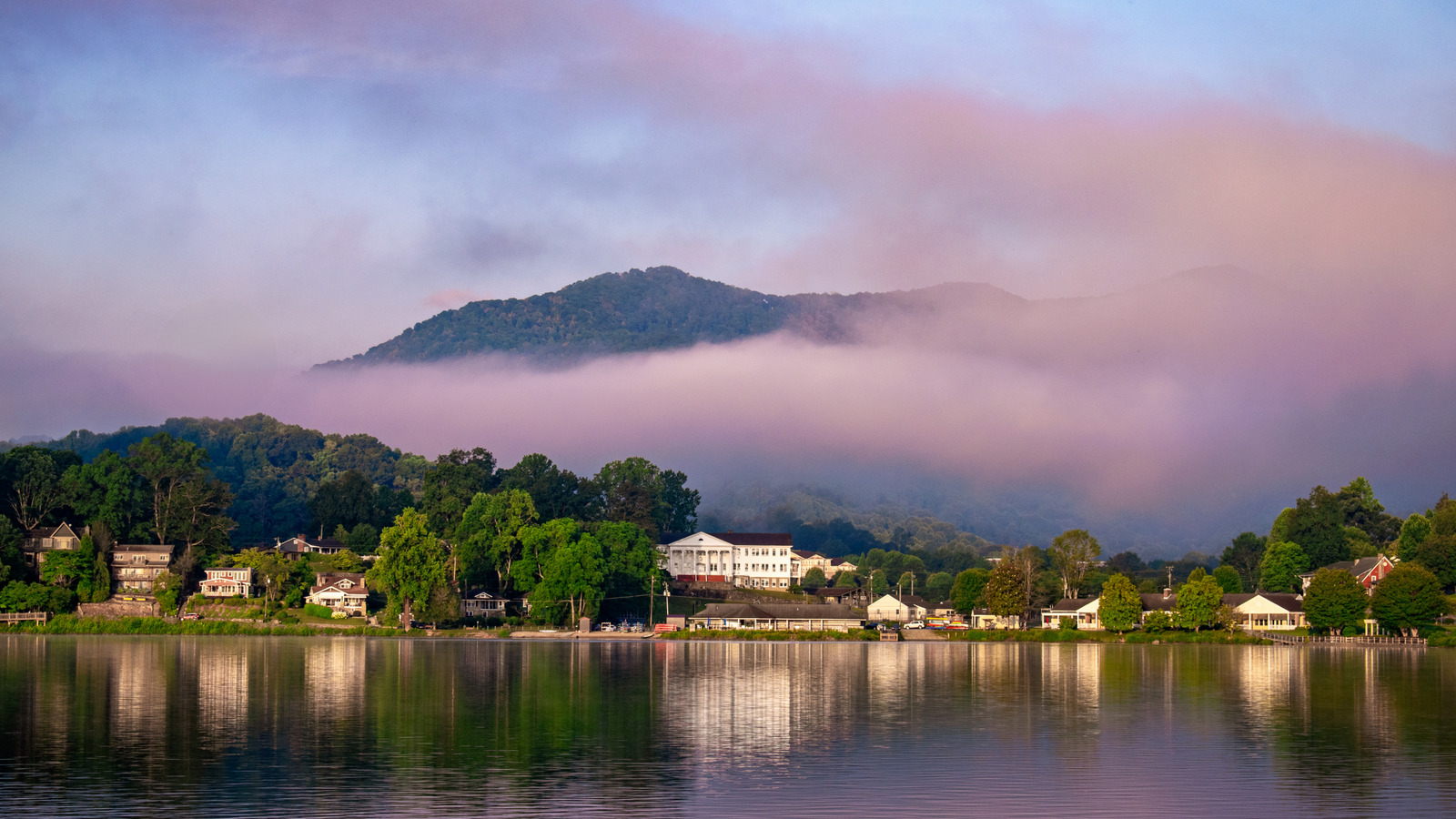 Un lac pittoresque au pied des Great Smoky Mountains est une retraite extérieure serein