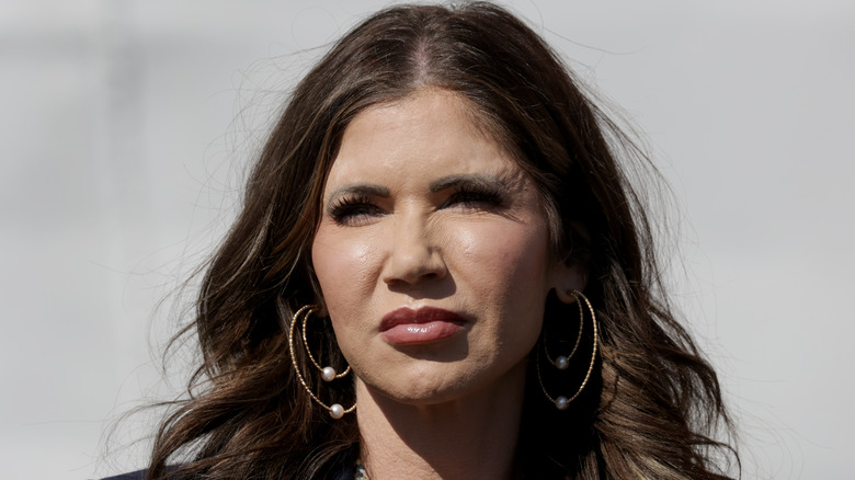 Gros plan de Kristi Noem lors d'une conférence de presse en 2025.