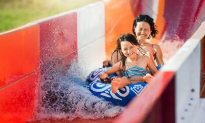Le parc aquatique adapté aux familles avec les seuls montagnes russes hydromagnétiques de la Californie