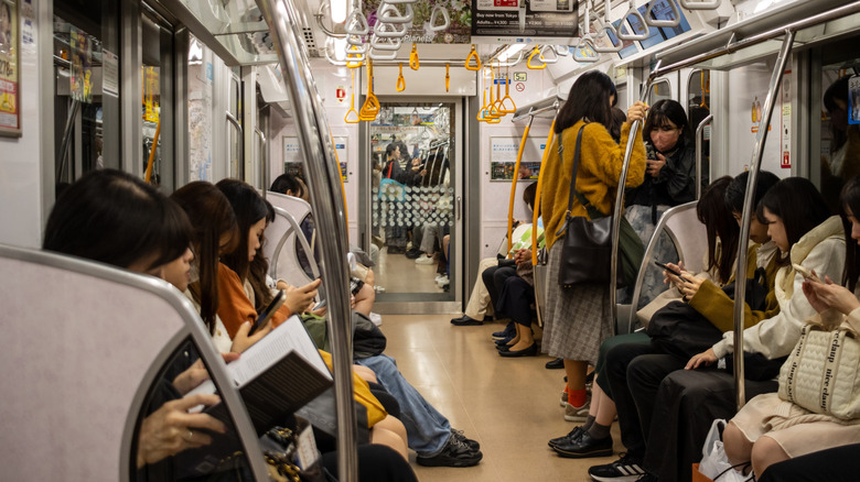 À l'intérieur d'une voiture de train japonaise