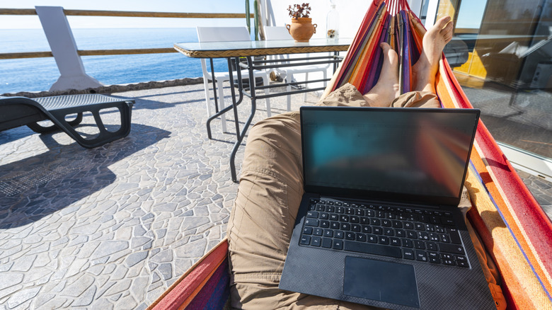 Travailler sur un ordinateur portable à Hammock