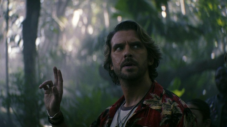 Dan Stevens comme trappeur tenant ses doigts dans la jungle dans Godzilla x Kong: The New Empire