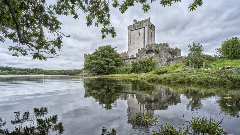 Vue du château de Doe le long de la baie