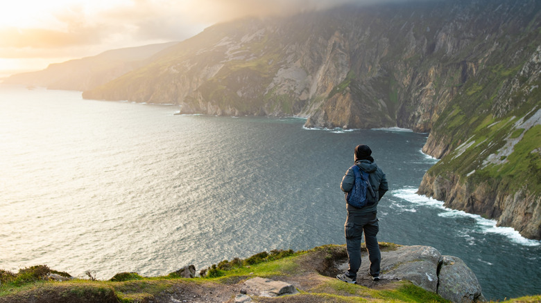 Voyageur debout sur Slieve League Cliffside