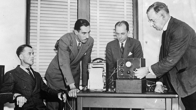 Un noir une image blanche d'une personne qui passe un test de détection de mensonge en 1937