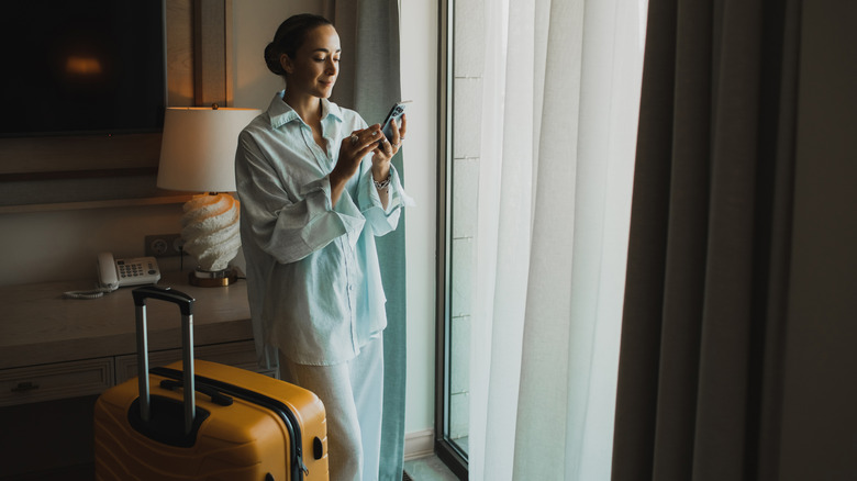 Invité avec leurs bagages dans la chambre d'hôtel