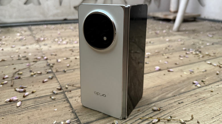 OPPO à moitié ouvert trouve N5 sur un plancher en bois.