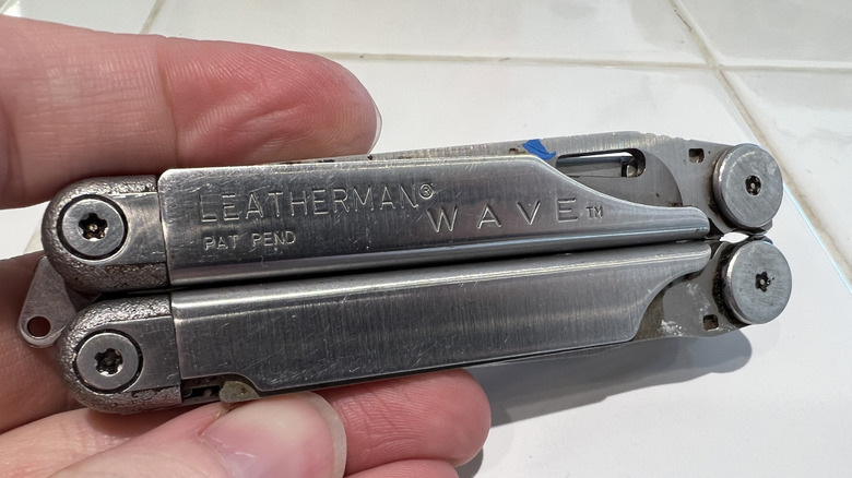 Quelqu'un tient un multitool de Leatherman