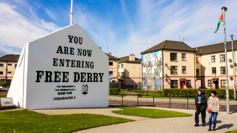 Une murale de la distribution de l'émission télévisée, 