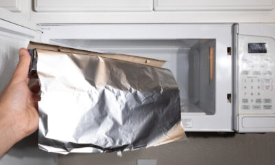 Pourquoi la feuille d'aluminium se déclenche-t-elle lorsque vous la mettez au micro-ondes mais pas dans un four?