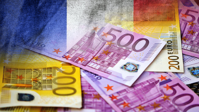 Billets en euro et le drapeau français