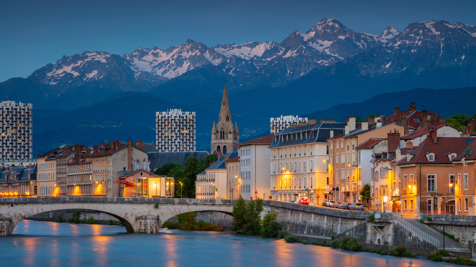 La ville alpnes à couper le souffle et la ville française durable qui est devenue l'une des plus dangereuses du pays