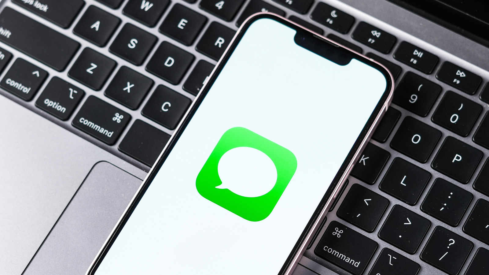 Voici pourquoi un nom de contact devient rouge sur iMessage