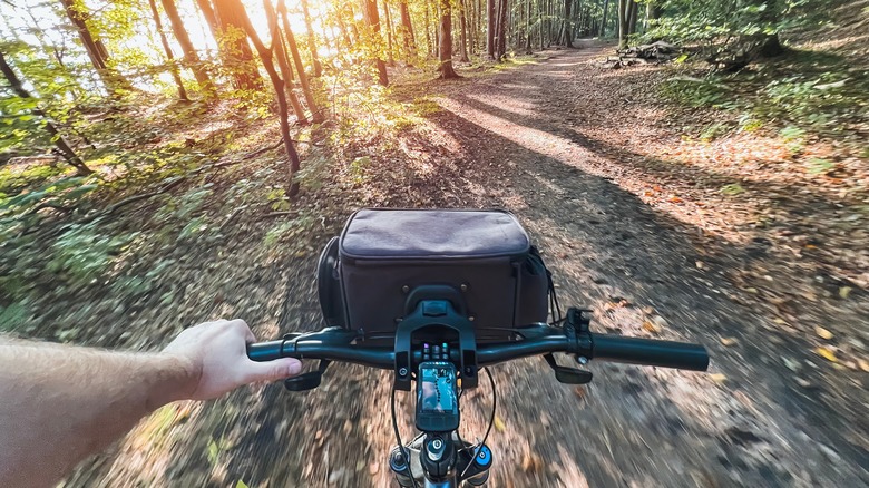 Un coup de POV d'un motard bombardant la piste