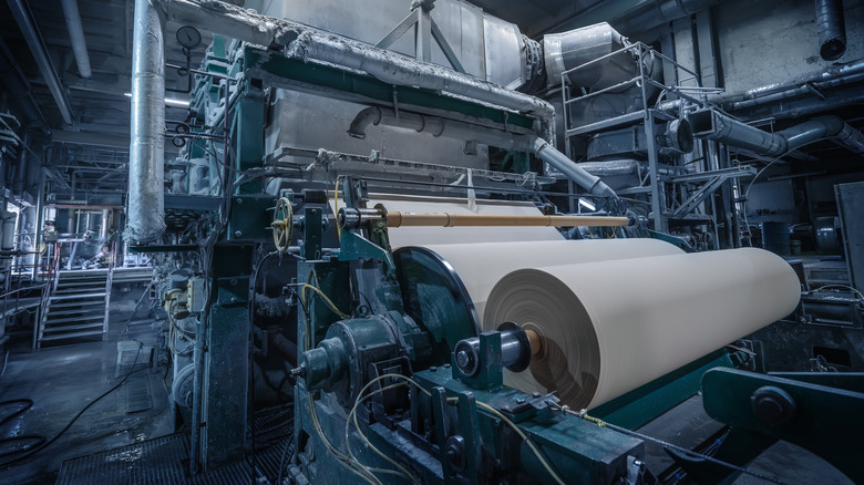 Papier-moulin déroulant des feuilles de papier