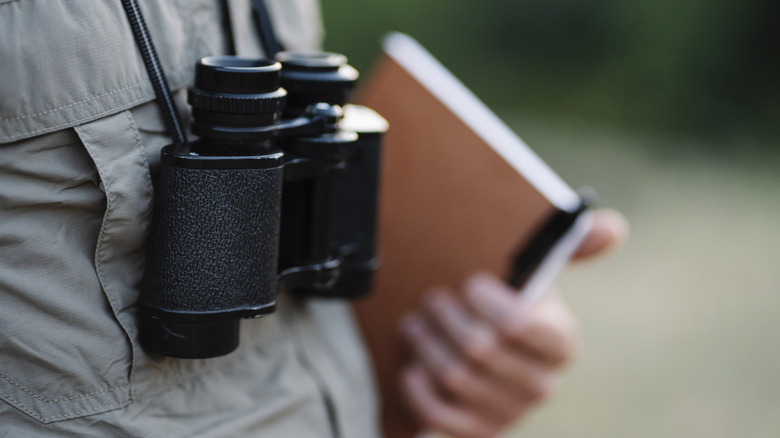 Park Ranger avec des jumelles et du journal