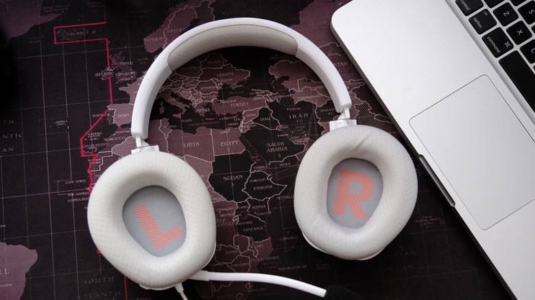 Casque de jeu sur la table à côté de l'ordinateur portable