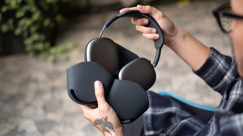 Personne qui retire AirPods Max de son cas