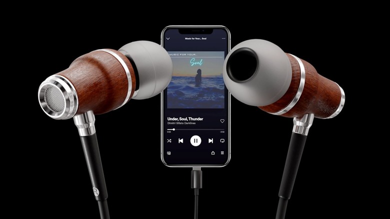 Gros plan des écouteurs symphonisés connectés à un téléphone portable